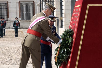 Su Majestad el Rey acompañado