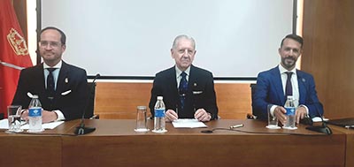 Intervinieron los caballeros diviseros D. Manuel Pardo de Vera, presidente de la Real Asociación de Hidalgos de España, D. Fernando de Herrera, alcalde mayor del Solar de Tejada, y D. Agustín Ponce, indexador del archivo.