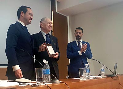 Entrega de una placa