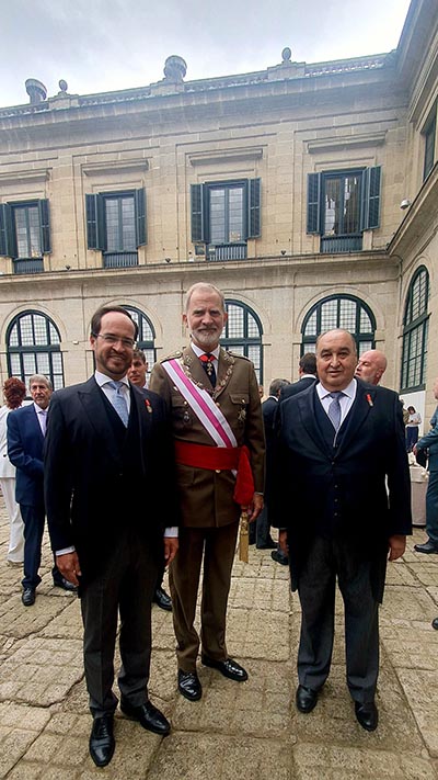 Diversas personalidades con S. M. el Rey