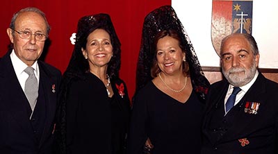  Las hermanas De la Cerda y Gabeiras flanqueadas por D. Joaquín de Cárdenas y D. José Luis Sampedro
