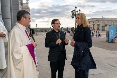 Infanta Elena siendo recibida por el Exmo Sr. Cardenal de Madrid