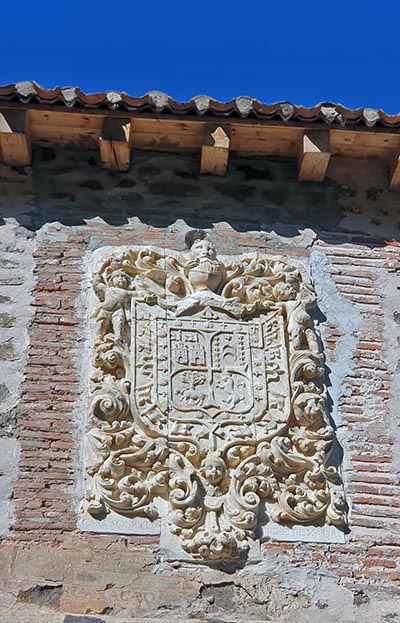 Escudo exterior en la casa Solar de Tejada