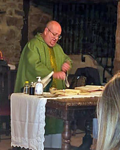 Misa presidida por el sacerdote don Antonio Arnedo