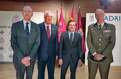 Don José Manuel Huidobro (Real Asociación de Hidalgos de España), Don Fernando Juste (Solar de Tejada) alcalde de Madrid y el coronel jefe de la Guardia Real 